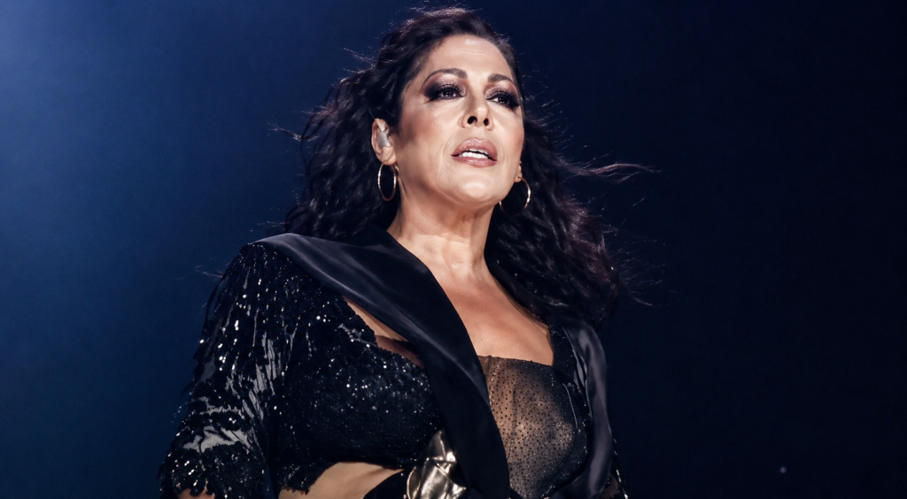 Aparece tirado en un jardín un cuadro histórico de Isabel Pantoja recogido de Cantora supuestamente por Kiko Rivera