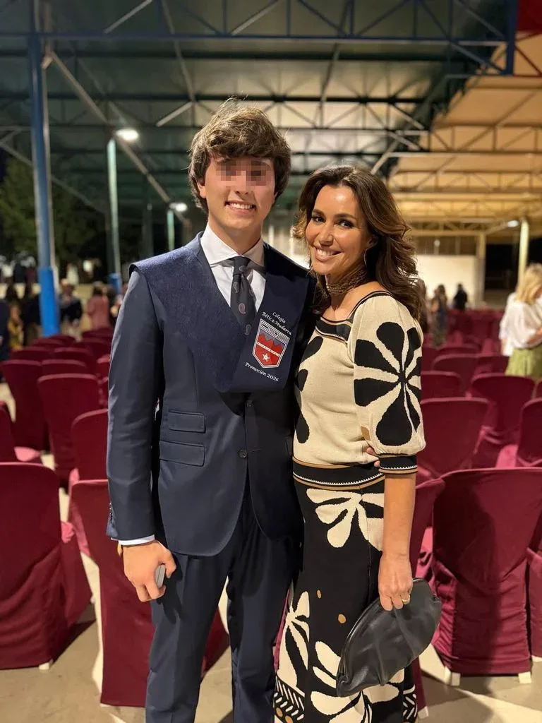 Arantxa del Sol y Finito de Córdoba celebran en las aulas la graduación de su hijo Juan Rodrigo