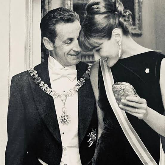 Carla Bruni y Nicolas Sarkozy posan juntos durante un acto público