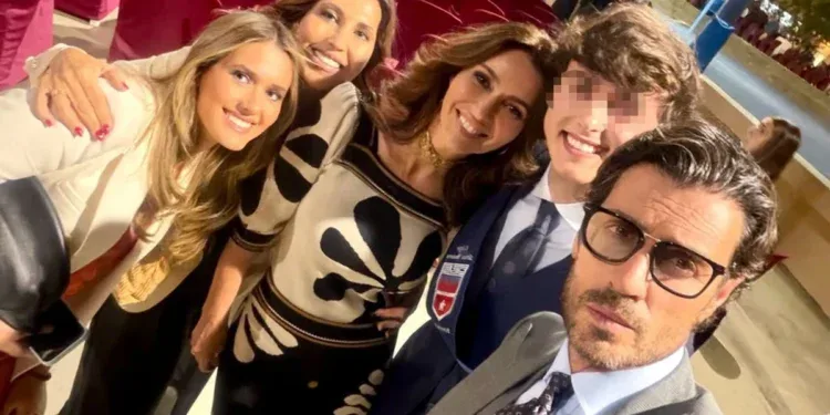 Arantxa del Sol y Finito de Córdoba celebran en las aulas la graduación de su hijo Juan Rodrigo