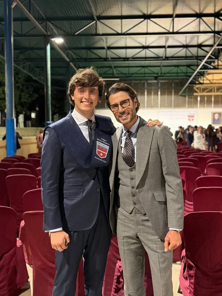 Arantxa del Sol y Finito de Córdoba celebran en las aulas la graduación de su hijo Juan Rodrigo