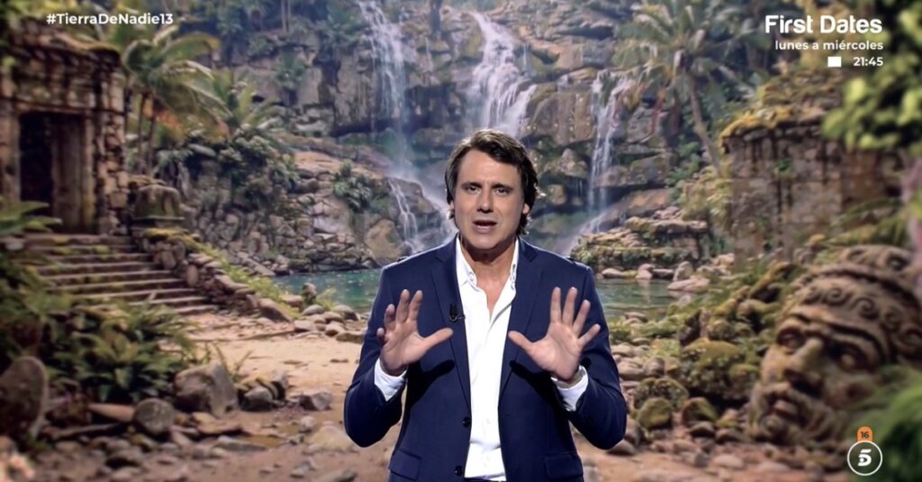 Ion Aramendi, con americana azul marino, gesticula ante el decorado de cascada de Tierra de Nadie