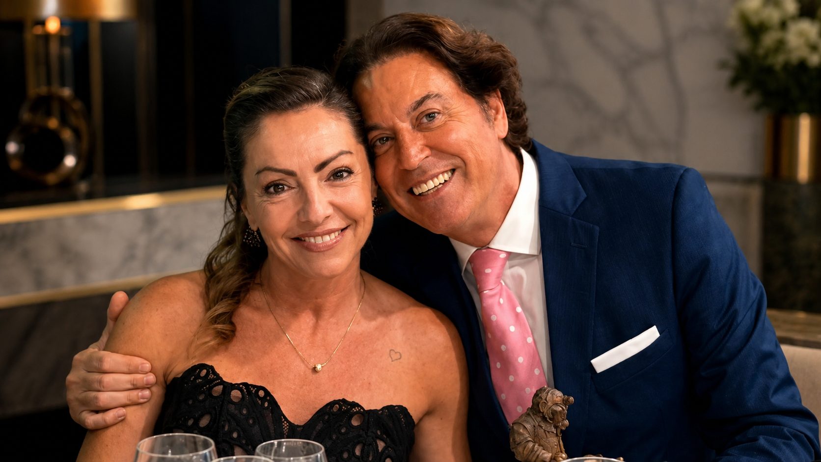 Pipi Estrada presenta en público a Lolita, su nueva novia, con un apasionado beso de…