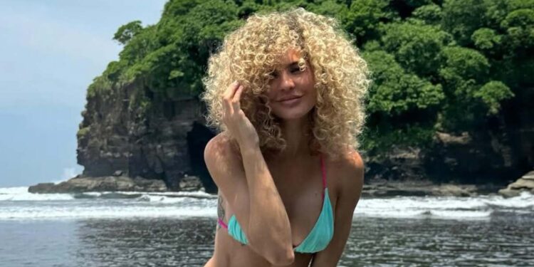 Sheila Casas olvida a Álvaro Muñoz Escassi con un misterioso clon del jinete en las playas de Ibiza