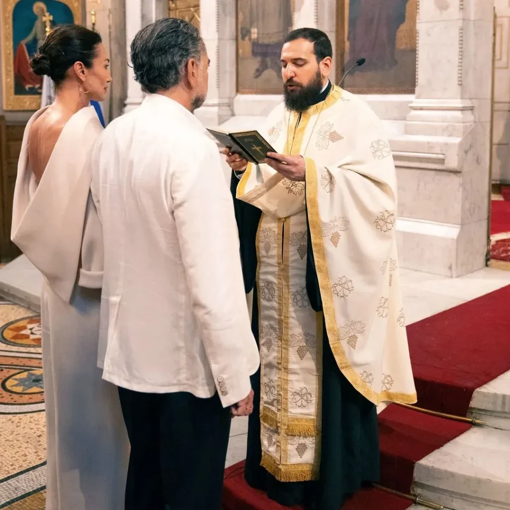 Nieves Álvarez el día de su boda con un vestido-abrigo midi en gazar de lana color marfil de Stéphane Rolland