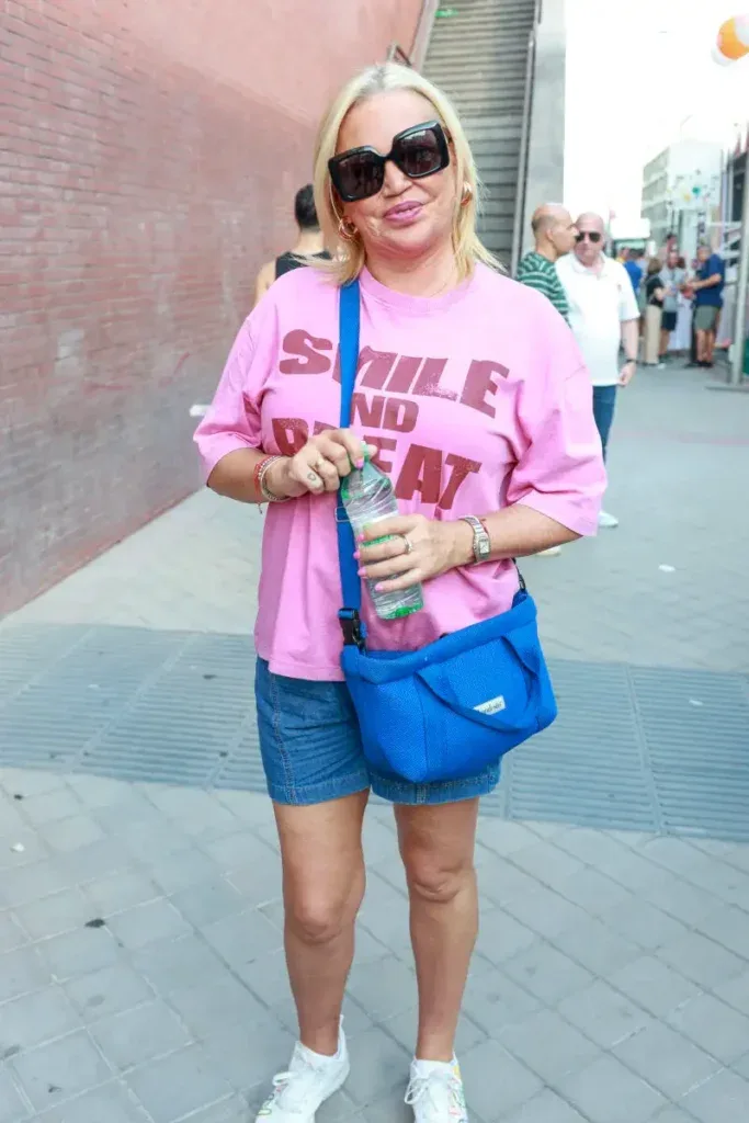 Belén Esteban pasea con camiseta rosa, bermudas vaqueras y bolso azul cruzado entre el público del Orgullo