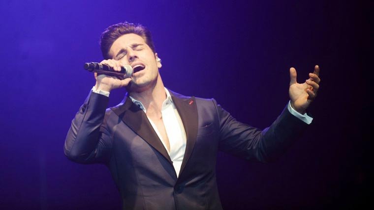 David Bustamante para su concierto en Santander para frenar a un espectador: «hay sitios para beber y hay sitios para escuchar»