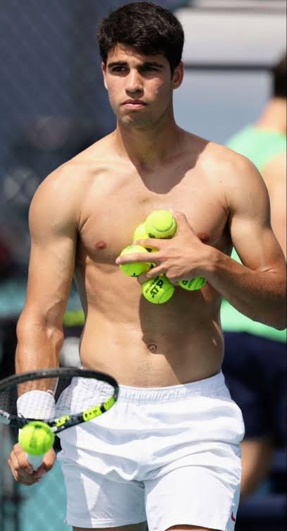 Carlos Alcaraz, sin camiseta y bronceado, disfruta del sol en la cubierta del yate por la costa italiana