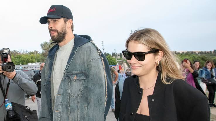 Piqué aterriza en Barcelona con Milan y Sasha, bajo la capucha y sin Clara Chía: el silencio tras ver bailar a Shakira desde la grada