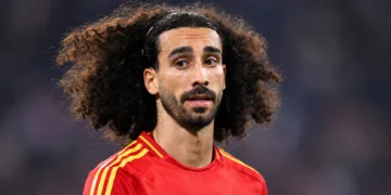 Marc Cucurella se corta la melena y se trenza el pelo, justo después de llevar al brazo la cara de Luis de la Fuente