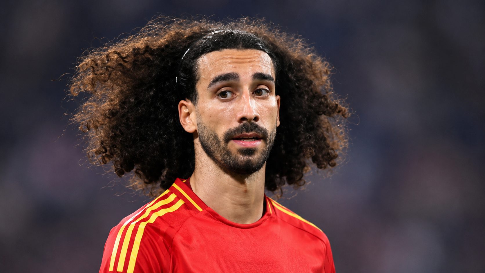 Marc Cucurella se corta la melena y se trenza el pelo, justo después de llevar al brazo la cara de Luis de la Fuente