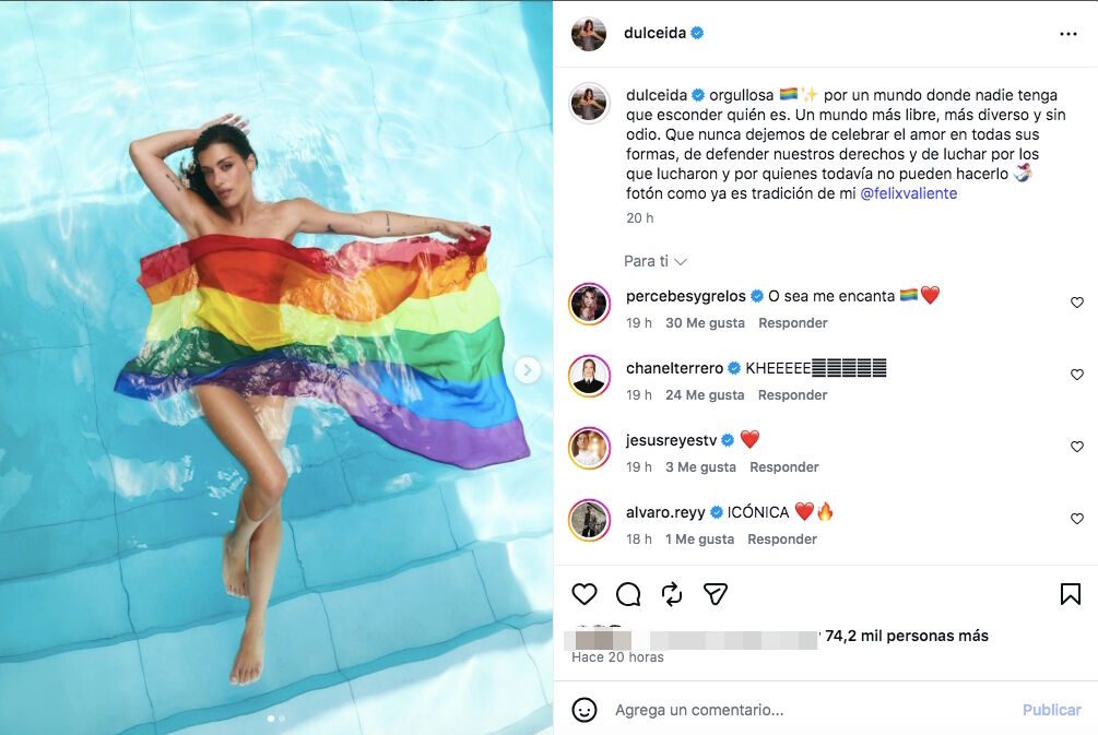 Dulceida posa desnuda, cubierta solo por una bandera arcoíris, flotando en una piscina en su publicación de Instagram