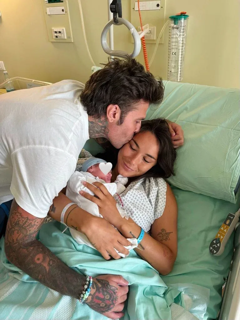 Fedez cambia de hospital pocos días después de ser padre: el traslado al Humanitas se habría producido tras un nuevo sangrado