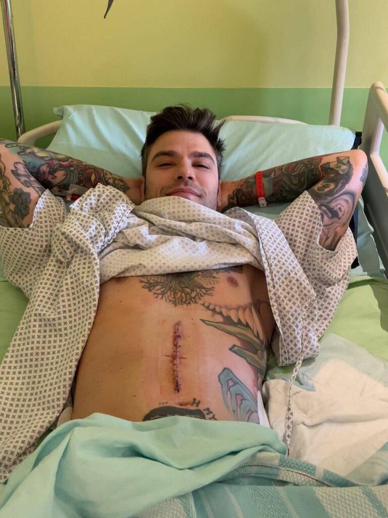 Fedez cambia de hospital pocos días después de ser padre: el traslado al Humanitas se habría producido tras un nuevo sangrado