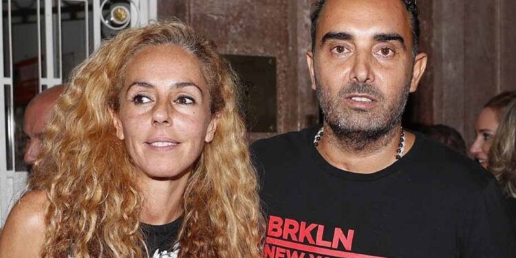 Un mes sin dejarse ver juntos enciende las alarmas: 'De lunes a viernes' debate si Rocío Carrasco y Fidel Albiac están en crisis o lo