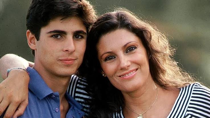 Fran Rivera posa junto a su madre, Carmina Ordóñez, en una instantánea familiar de archivo