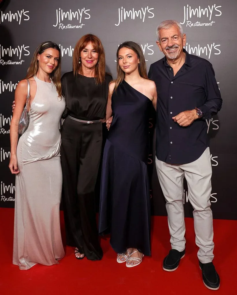 Natalia, la hija menor de Carlos Sobera, se estrena ante los medios a los 18 años en la fiesta del 55 cumpleaños de su madre