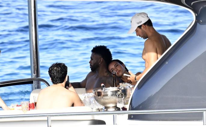 Jason Derulo prolonga su verano mallorquín: del bolo multitudinario en Magaluf al yate de lujo por Calvià junto a su ex Hanna Weig