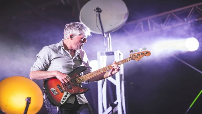 Joan Roca interpreta las líneas de bajo de Antònia Font rodeado de sus compañeros de banda
