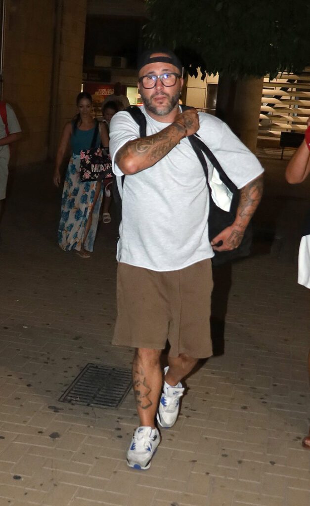 Kiko Rivera estalla contra una reportera en el aeropuerto delante de sus hijos tras sus primeras vacaciones con Isabel Pantoja
