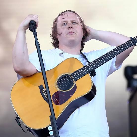 Tres años después de perder la voz sobre un escenario, Lewis Capaldi se quiebra ante 60.000 personas en Hyde Park justo en el verso que