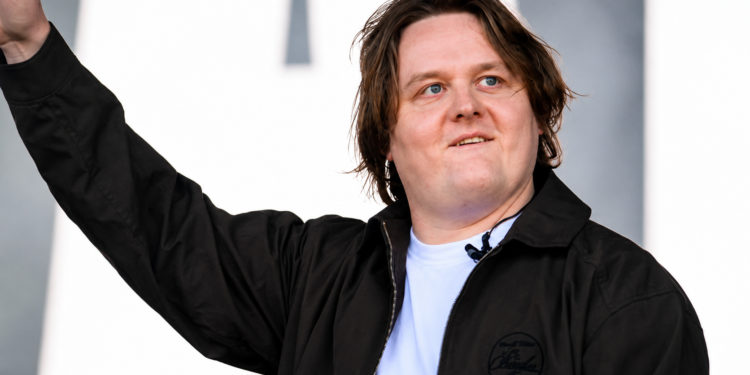 Tres años después de perder la voz sobre un escenario, Lewis Capaldi se quiebra ante 60.000 personas en Hyde Park justo en el verso que