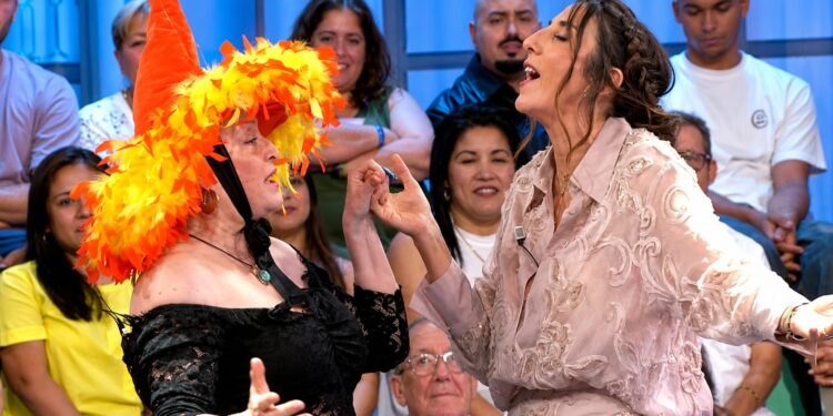 Paz Padilla se rinde a los 'poderes' de Aramís Fuster entre ofrendas y saetas
