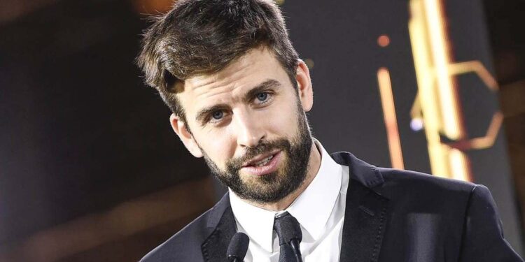 Piqué aterriza en Barcelona con Milan y Sasha, bajo la capucha y sin Clara Chía: el silencio tras ver bailar a Shakira desde la grada