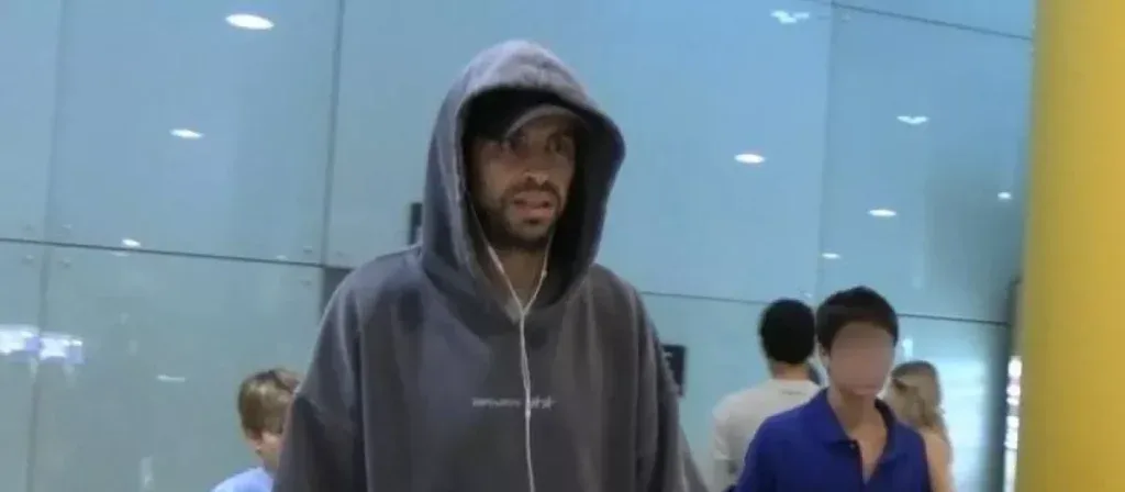 Piqué aterriza en Barcelona con Milan y Sasha, bajo la capucha y sin Clara Chía: el silencio tras ver bailar a Shakira desde la grada