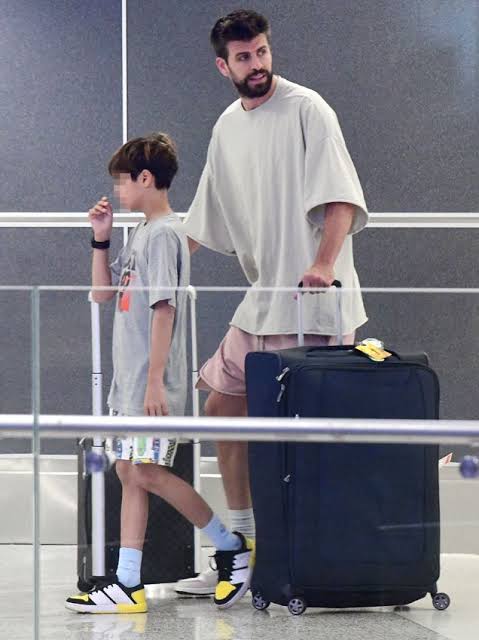 Gerard Piqué con sus hijos Milan y Sasha, a los que acompaña en sus planes familiares