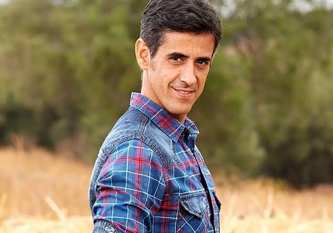 Víctor Janeiro, hermano del torero Jesulín de Ubrique, posa con camisa de cuadros en un paraje al aire libre