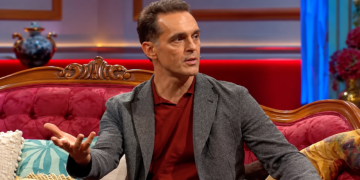 Pedro Alonso, en 'La Revuelta', sobre la vecina de 87 años desahuciada en el Retiro: "Una sociedad que maltrata así a s…