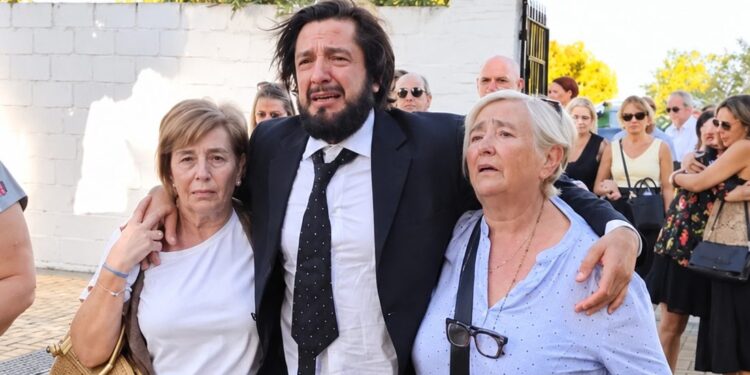 Rafael Amargo se viene abajo en el sepelio de su padre y sus propios familiares tienen que sujetarle: «Tú me apretaste …