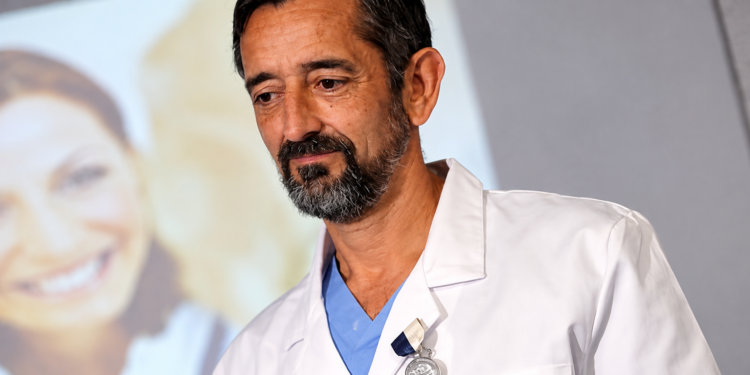 El cirujano Pedro Cavadas denuncia vídeos falsos con su cara y su voz recreadas con IA para vender remedios milagro: «M…