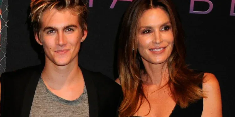 Cindy Crawford y Rande Gerber salen juntos del domicilio del modelo Presley Gerber, fallecido con 27 años, en su primer…