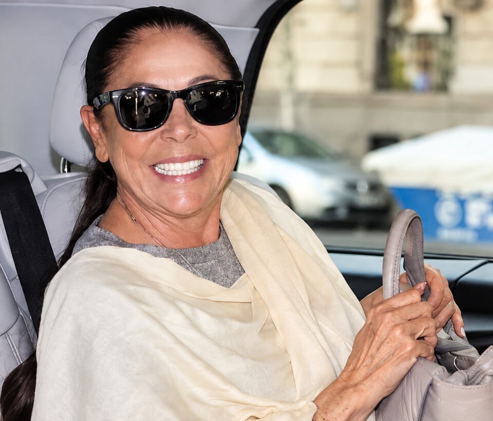 Isabel Pantoja rompe su costumbre de esquivar a la prensa al llegar a La Palma, se para…
