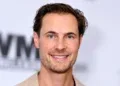 Erik von Detten, que fue el novio de Anne Hathaway en 'Princesa por sorpresa', es demandado por dos ancianos que le acu…