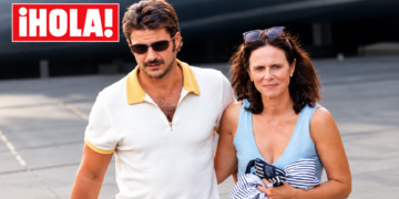 Aitana Sánchez-Gijón y Maxi Iglesias, de escapada romántica: ¡HOLA! publica mañana las fotos de la pareja besándose y d…