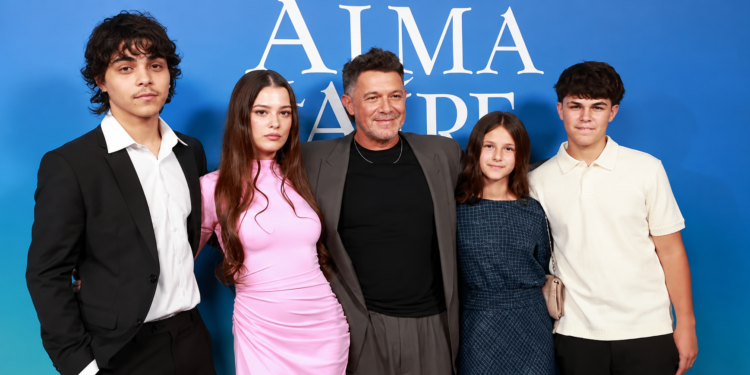 Alejandro Sanz posa por primera vez ante las cámaras con sus cuatro hijos y con Stephanie Cayo en el estreno de su musi…