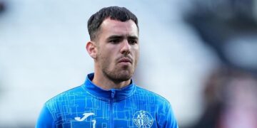 Detenido el jugador de la UD Almería Álex Sola tras chocar con su BMW contra tres coches aparcados y marcharse corriend…
