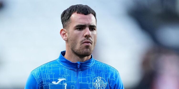 Detenido el jugador de la UD Almería Álex Sola tras chocar con su BMW contra tres coches aparcados y marcharse corriend…