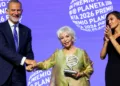 Isabel Allende recoge el Premio Planeta de manos de los Reyes a los 84 años y advierte: «La democracia es mucho más frá…