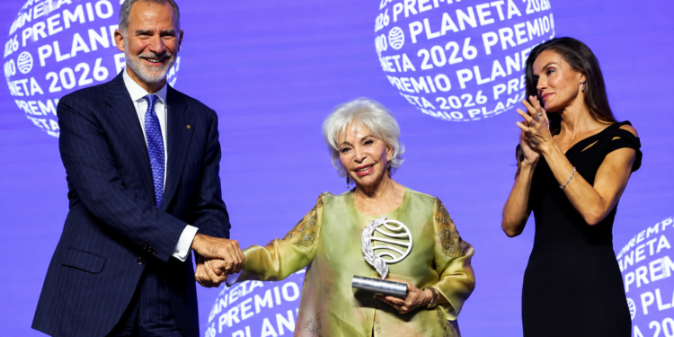 Isabel Allende recoge el Premio Planeta de manos de los Reyes a los 84 años y advierte: «La democracia es mucho más frá…