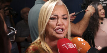 Belén Esteban, ironiza tras las críticas de Amador Mohedano, Rosa Benito, Terelu y Víctor Janeiro, les avisa: «Me habéi…