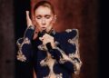 Céline Dion se cae en pleno concierto en París, se levanta sin dejar de cantar y tranquiliza al público con el pulgar