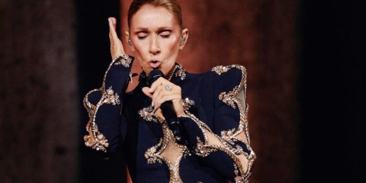 Céline Dion se cae en pleno concierto en París, se levanta sin dejar de cantar y tranquiliza al público con el pulgar
