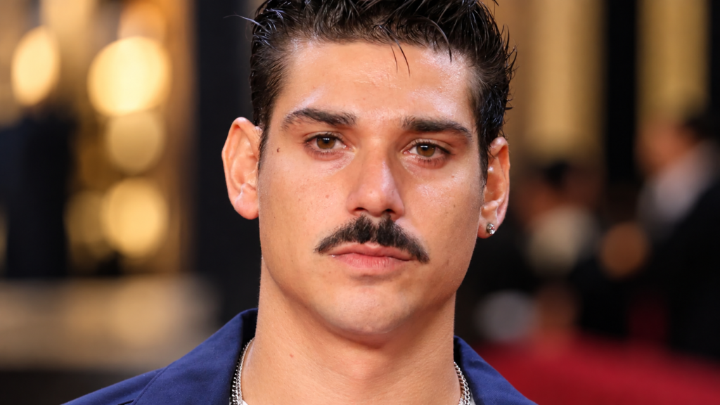 El actor César Vicente sigue sin noticias de su padre, que viajaba en el vagón 8 del AVE de Urda: «Esto es un infierno,…