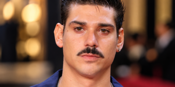 El actor César Vicente sigue sin noticias de su padre, que viajaba en el vagón 8 del AVE de Urda: «Esto es un infierno,…