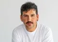 Fran Perea responde con humor a las burlas absurdas por su baile cantando '1+1 son 7' en un concierto: «Le colocáis a u…