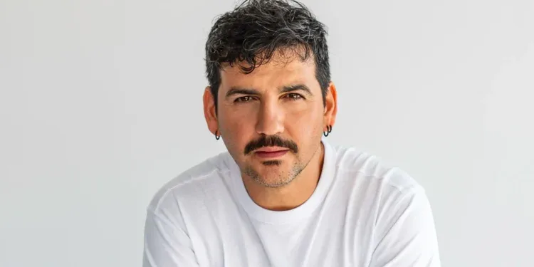 Fran Perea responde con humor a las burlas absurdas por su baile cantando '1+1 son 7' en un concierto: «Le colocáis a u…